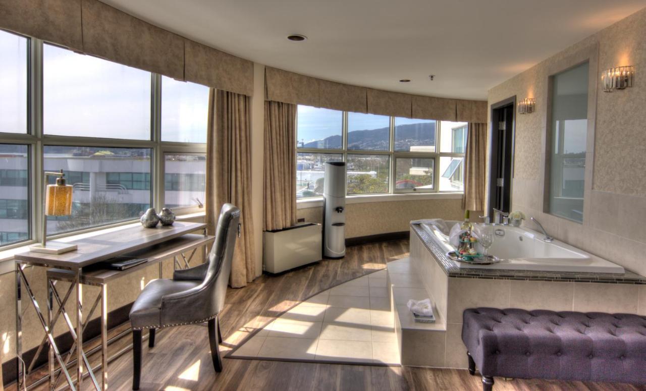 The Lonsdale Quay Hotel North Vancouver Extérieur photo