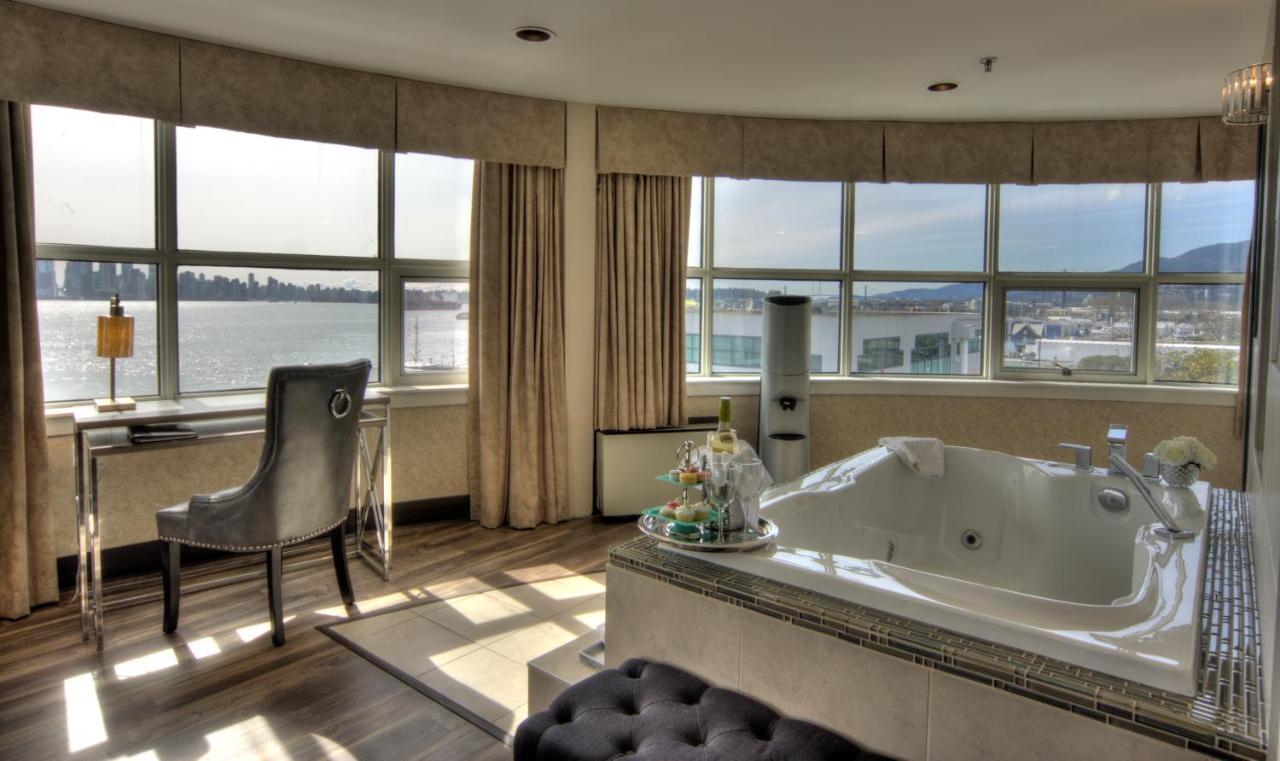 The Lonsdale Quay Hotel North Vancouver Extérieur photo