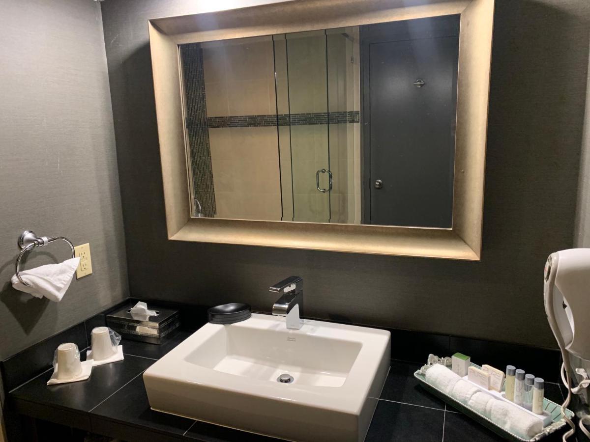 The Lonsdale Quay Hotel North Vancouver Extérieur photo