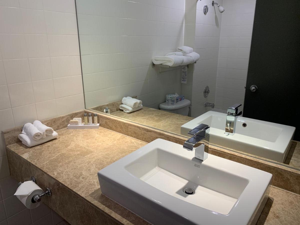The Lonsdale Quay Hotel North Vancouver Extérieur photo