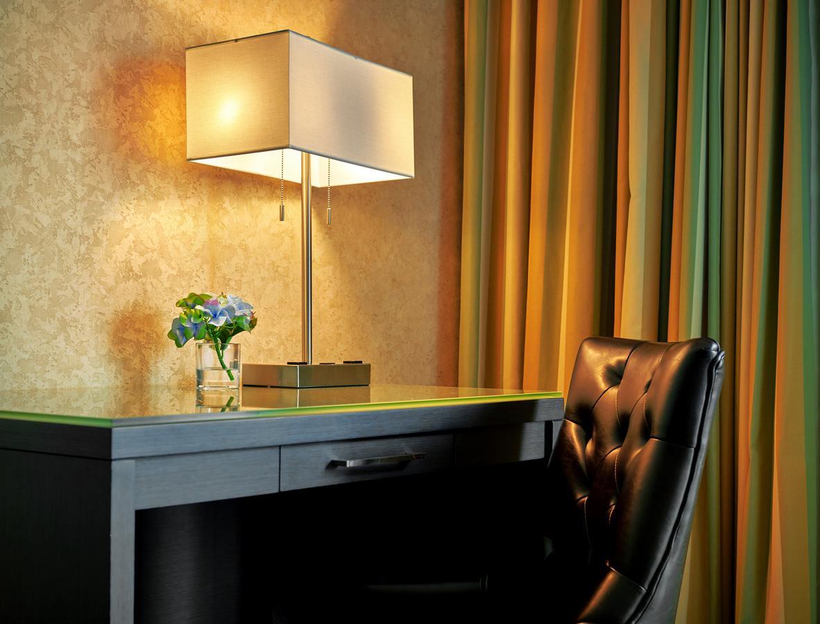 The Lonsdale Quay Hotel North Vancouver Extérieur photo